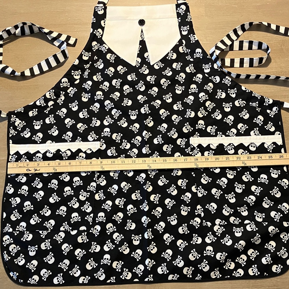 Wednesday Addams Inspired Skull Apron Size Large - Picture 5 of 5